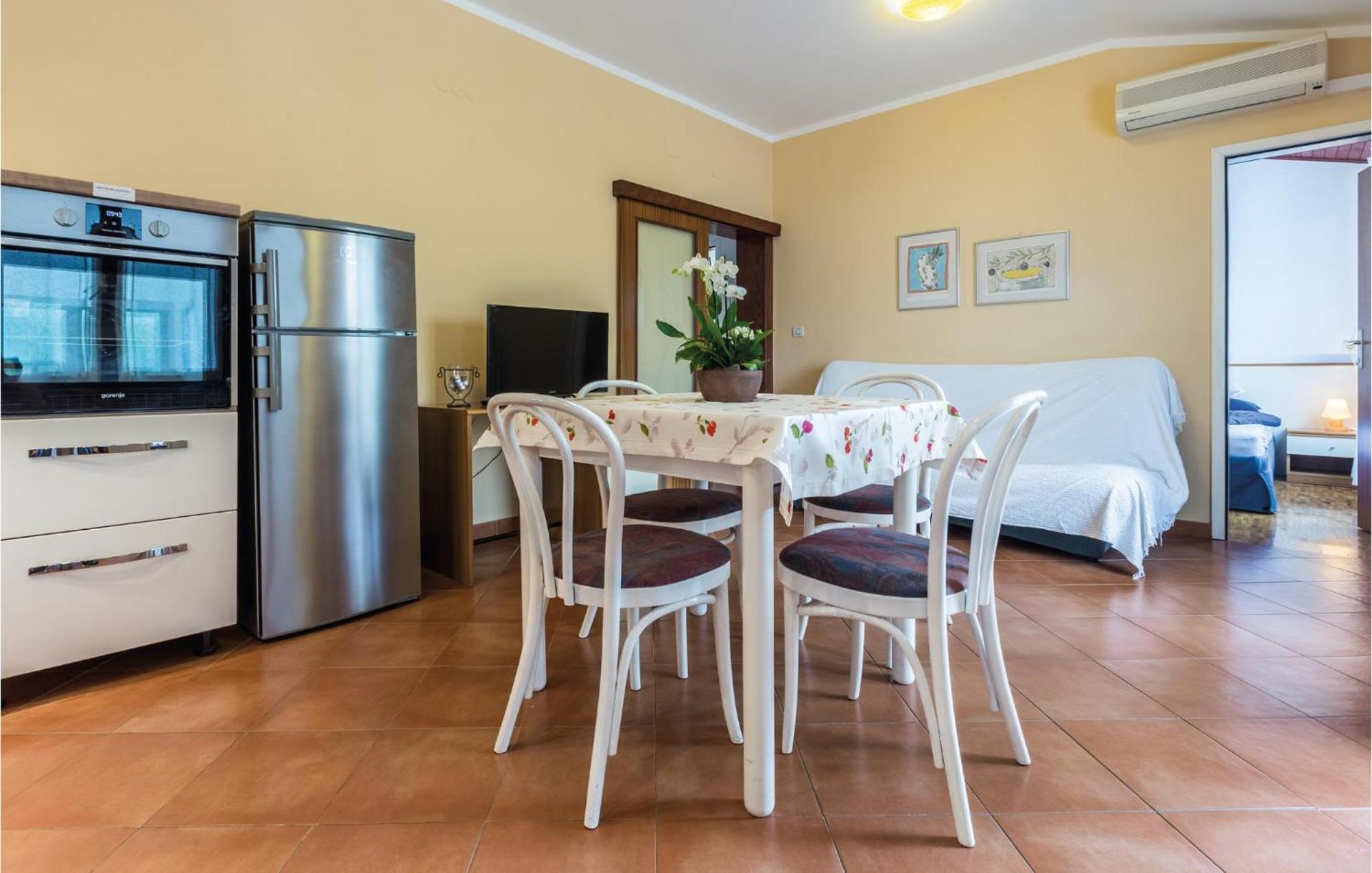 Gorgeous Apartment In Porec With Kitchen Eksteriør billede